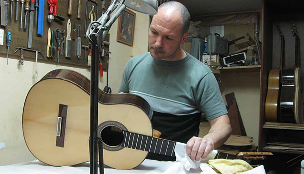 fernando-moreno-luthier-constructor-guitarras-guitarrero-goma-laca. Goma-laca-Fernando-Moreno